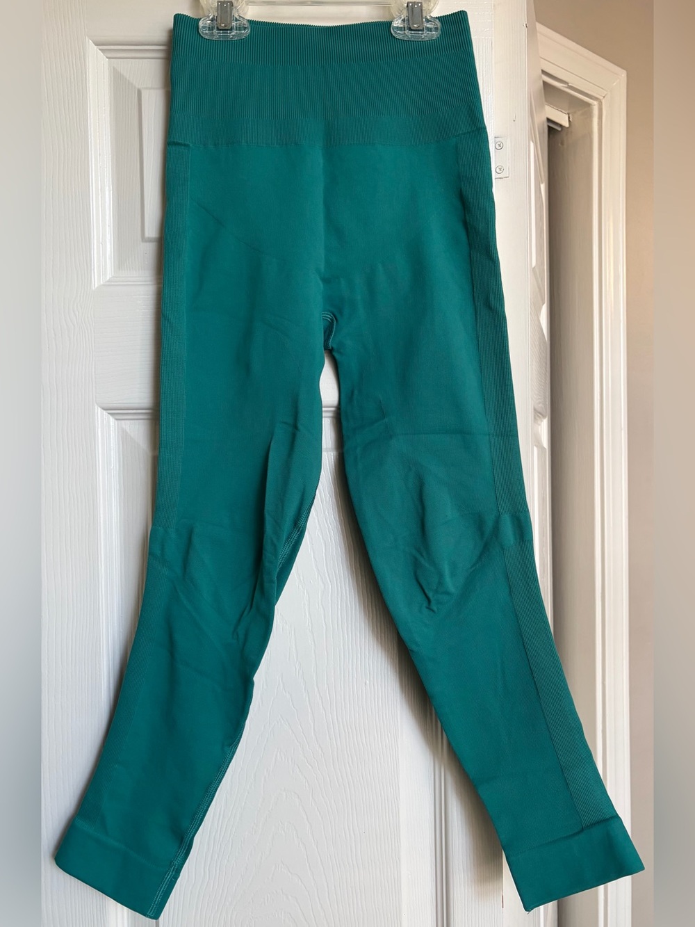 Lululemon Zone in Crop 21” Inseam in Forage Teal, women’s size 2 *read info* - Picture 2 of 6